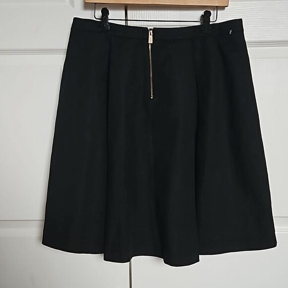Elegant Black Women's Skirt - Picture 4 of 16